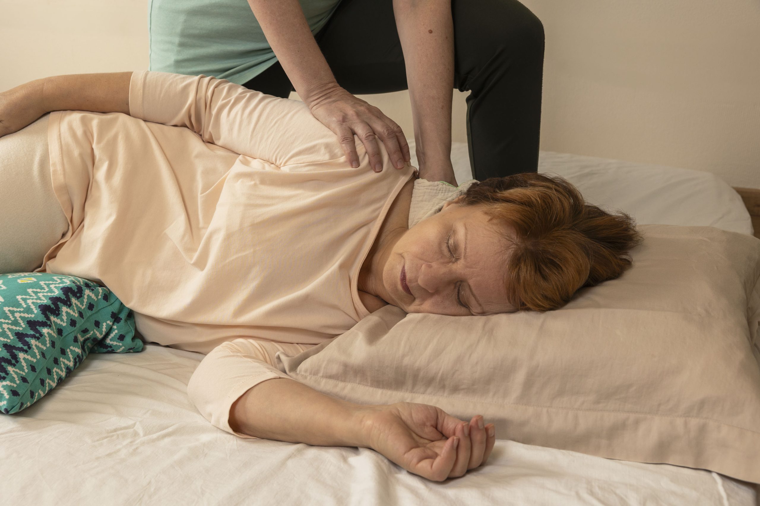 Asiakkaalle tehdään shiatsu-hoitoa futon-patjalla.